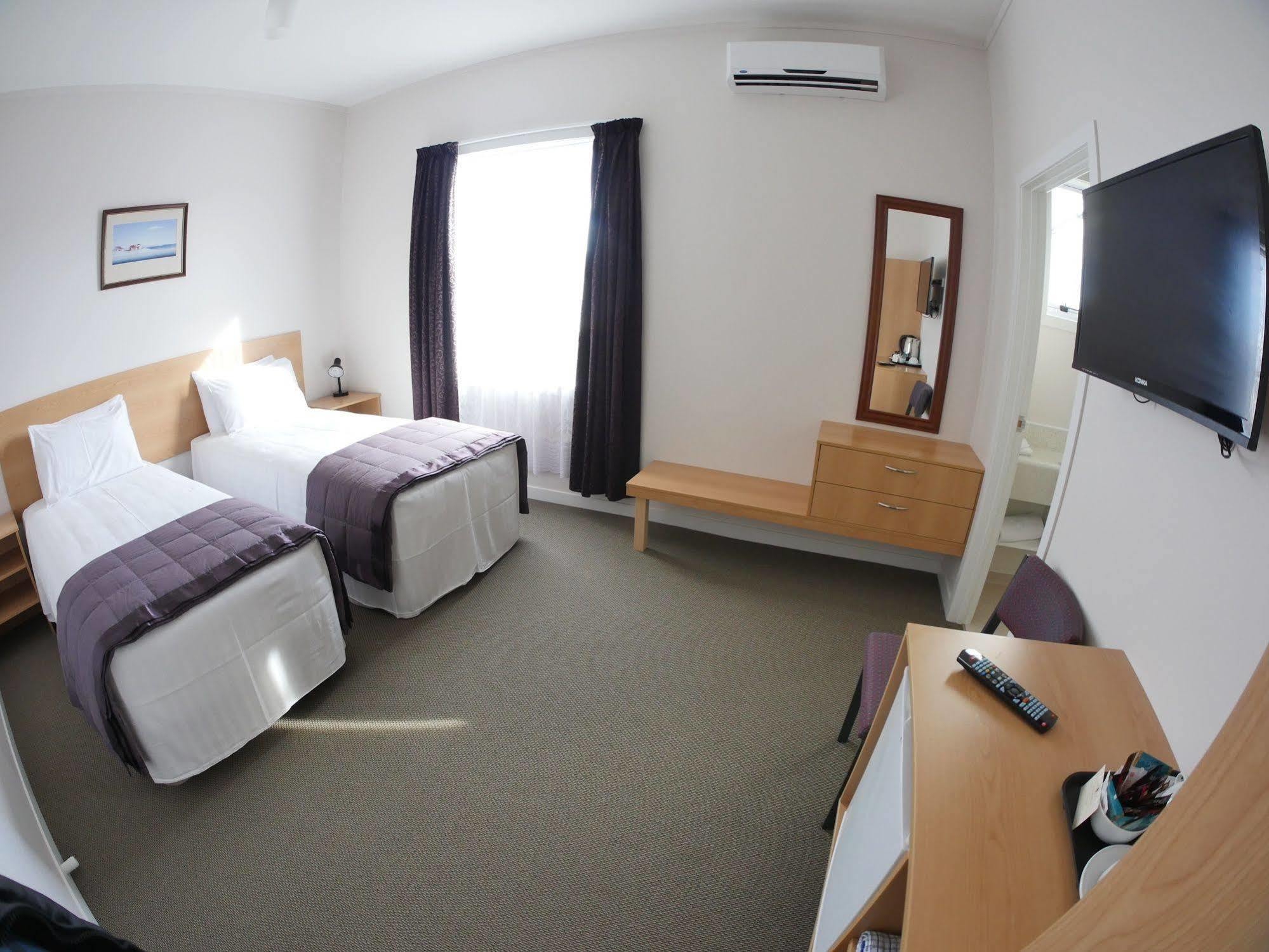 Masonic Hotel Waitara Екстер'єр фото