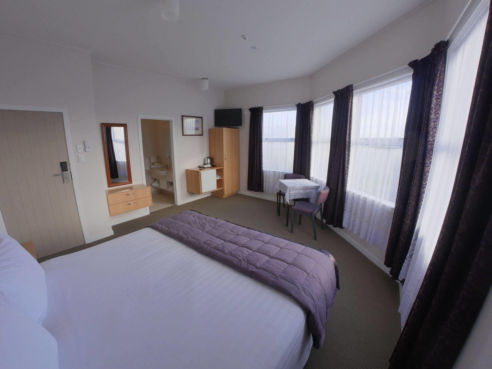 Masonic Hotel Waitara Екстер'єр фото