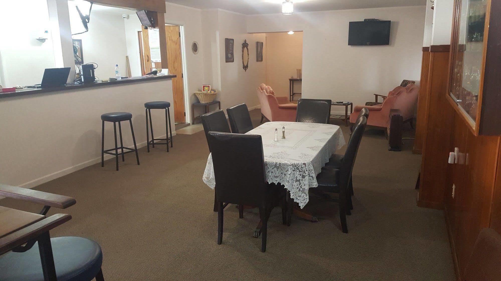 Masonic Hotel Waitara Екстер'єр фото